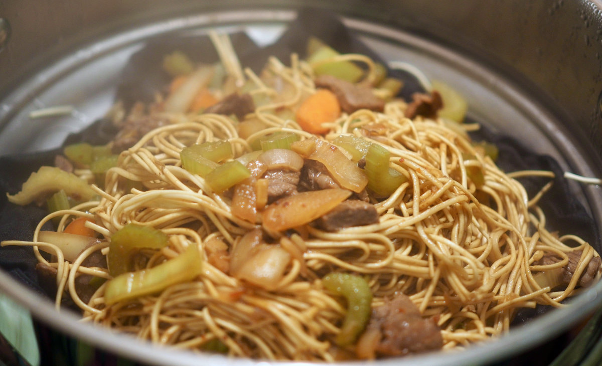 Steamed noodles with beef and celery